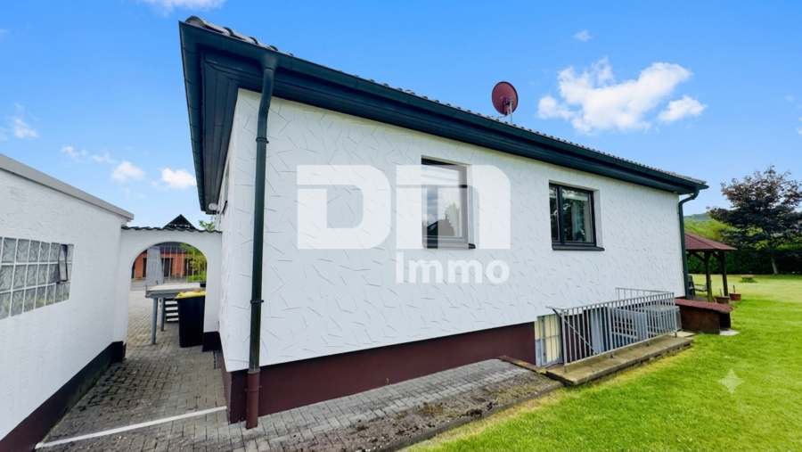 Solider Familien-Bungalow mit großem Potenzial in ruhiger Lage mit Wintergarten und Garage - Rückansicht
